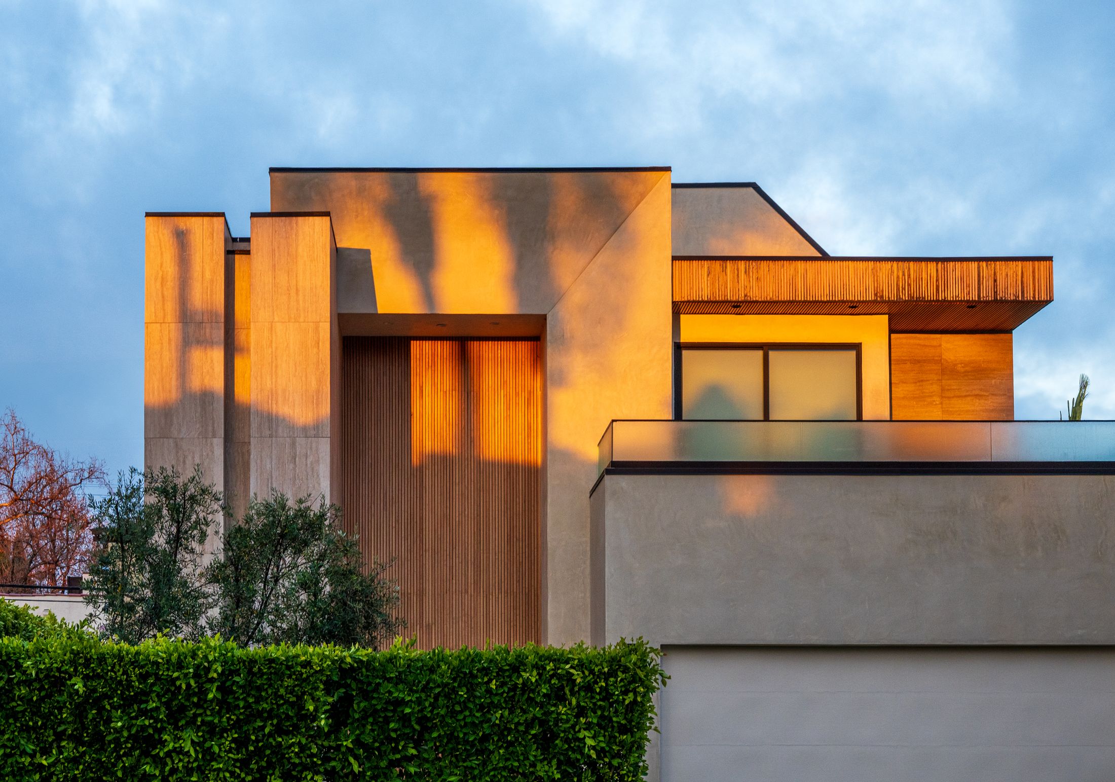 Warm contemporary California residence at sunset